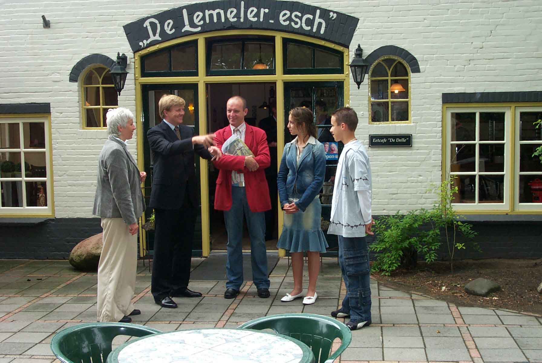 Foto van Lemeler Esch vroeger kroonprins Willem-Alexander op bezoek in 2005