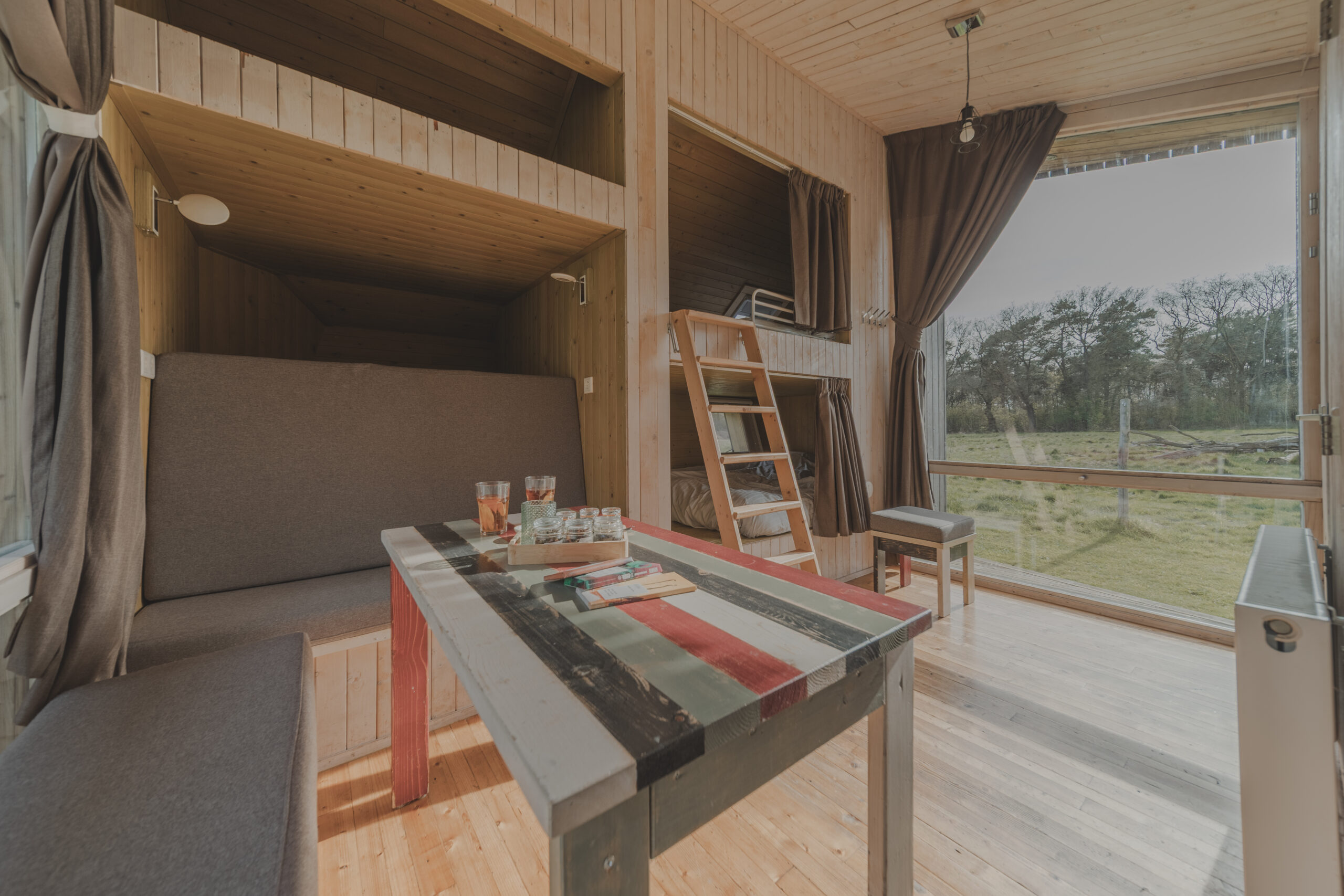 Binnenkant natuurhuisje Trek-In bij natuurcamping Lemeler Esch (4)