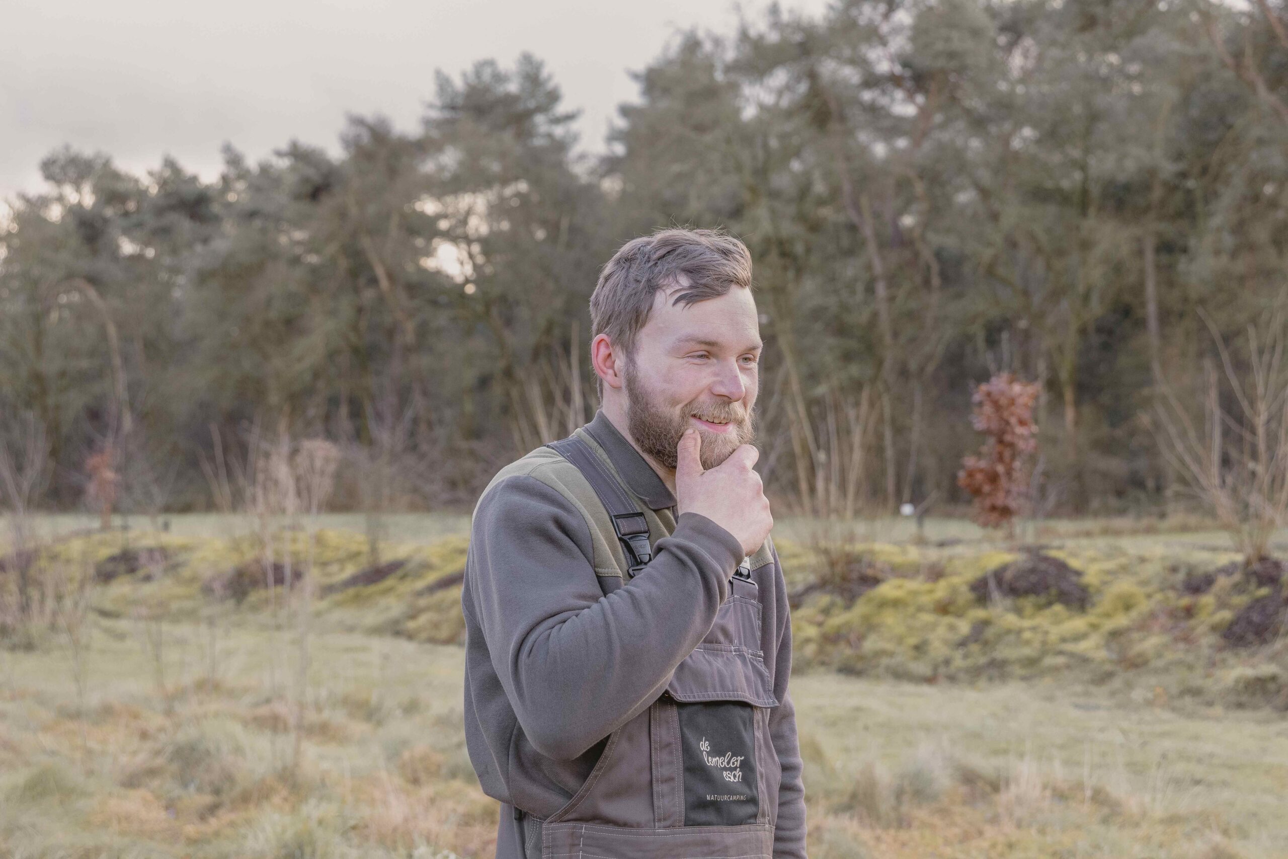 Portretfoto van collega Bram bij Lemeler Esch natuurcamping