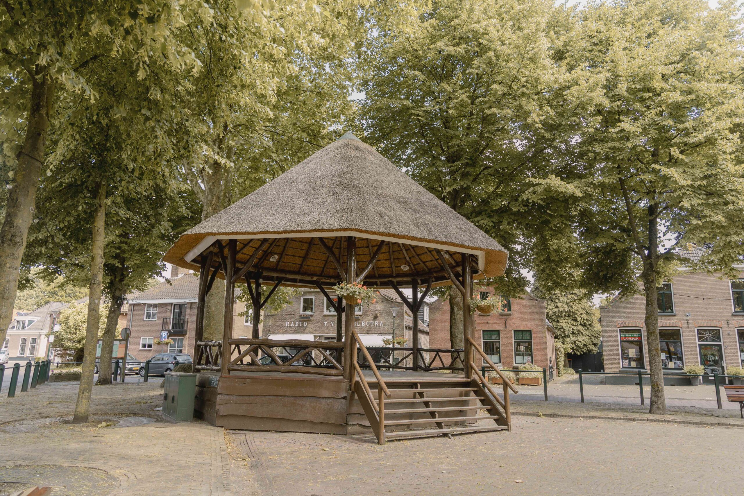 De brink in het centrum van Den Ham in de omgeving van Lemeler Esch natuurcamping in Overijssel
