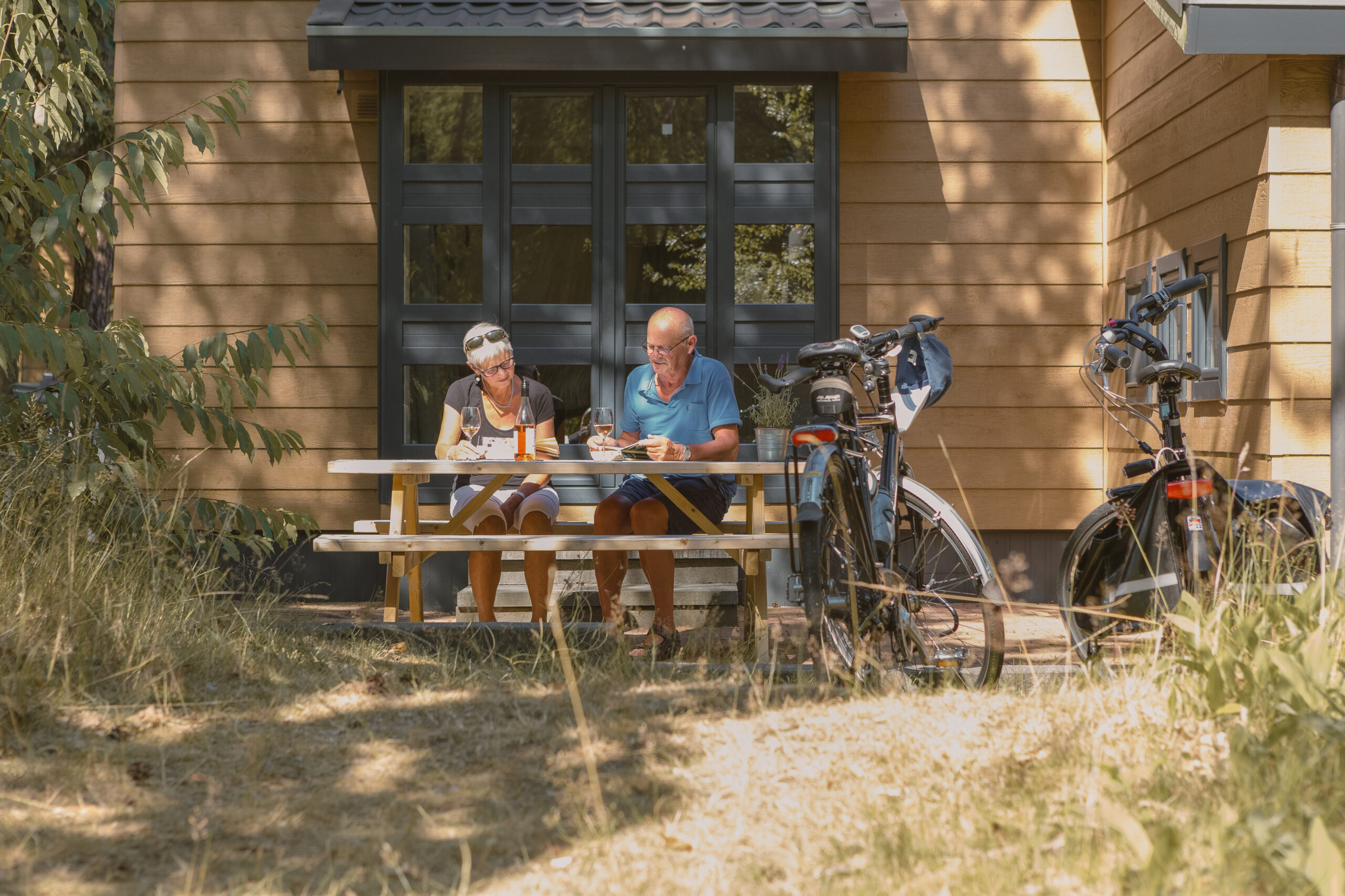 Fietsen bij bungalow op natuurcamping Lemeler Esch