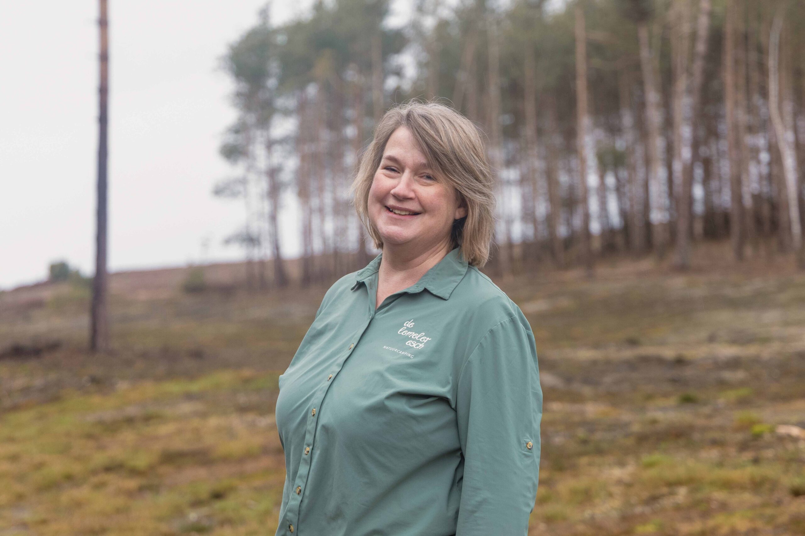 Portretfoto van collega Hanneke bij Lemeler Esch natuurcamping