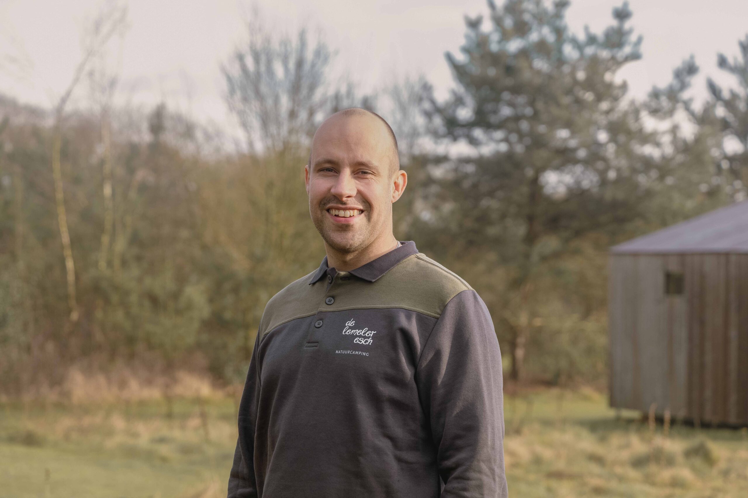 Portretfoto van Joost eigenaar Lemeler Esch natuurcamping