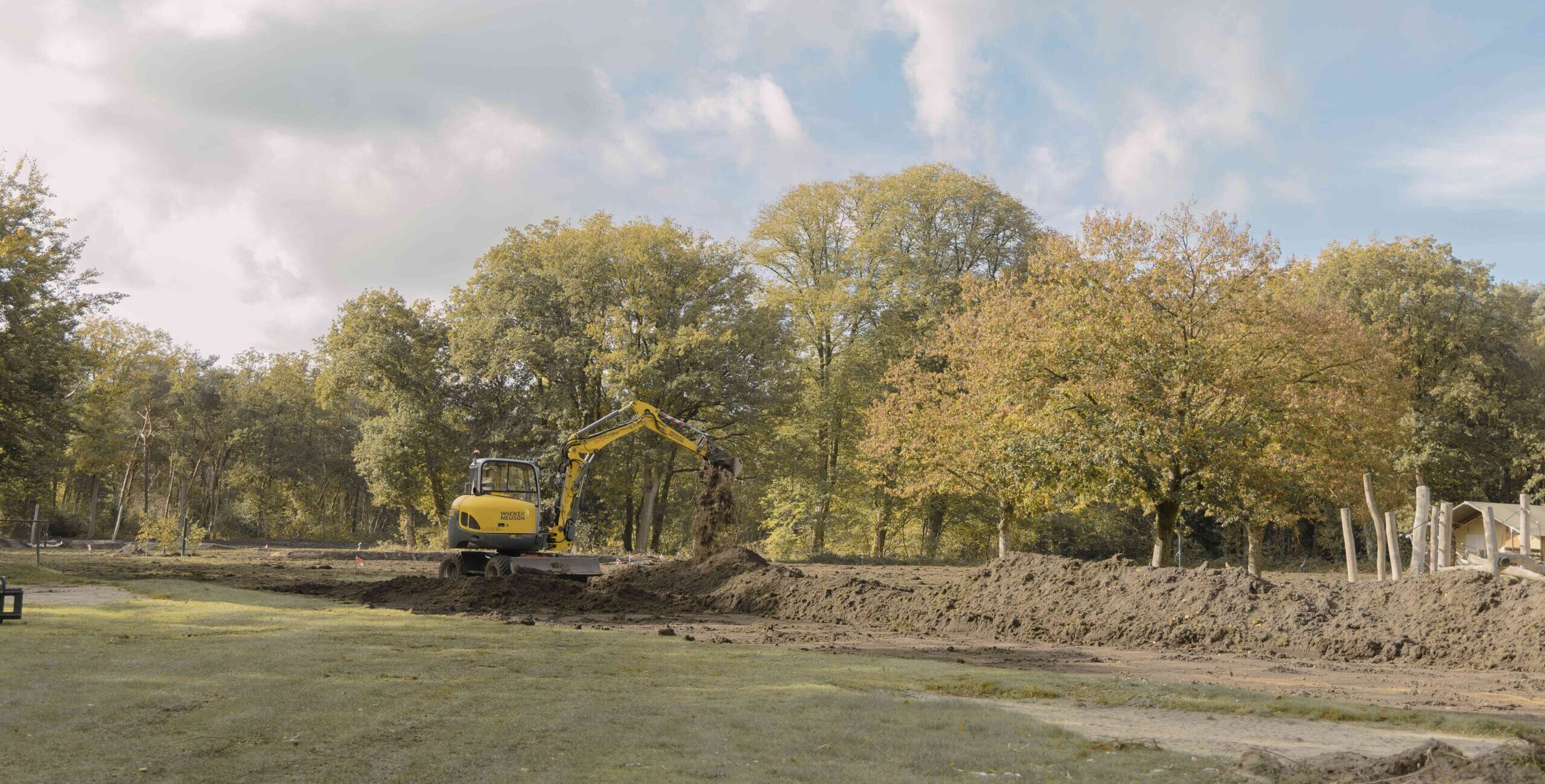 Joost aan het werk op kampeerveld Akker bij Lemeler Esch natuurcamping