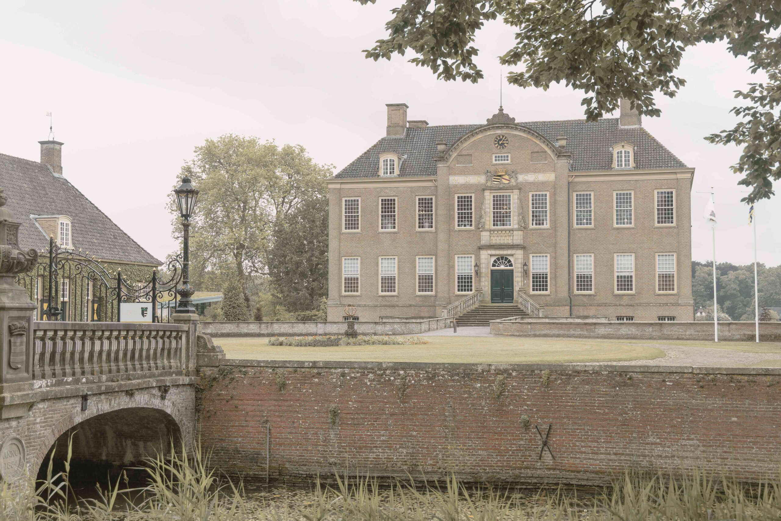 Buitenkant van kasteel Eerde in Ommen in de omgeving van Lemeler Esch natuurcamping