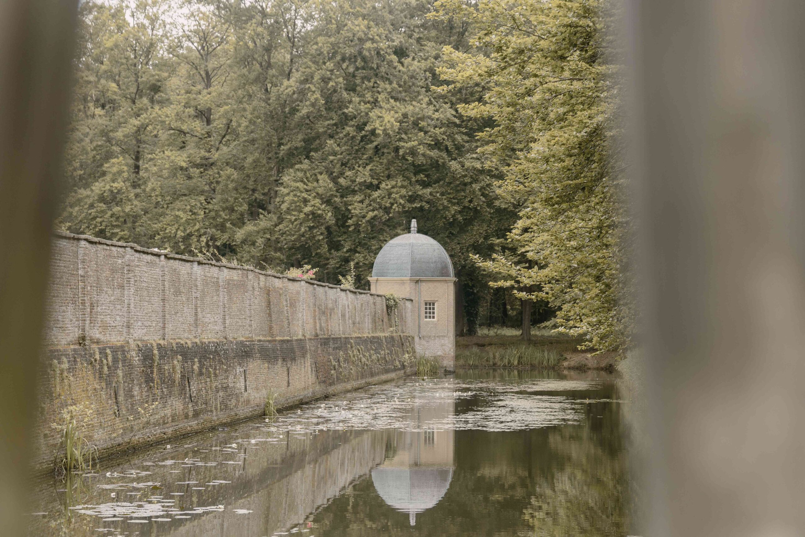 Buitenkant van kasteel Eerde in Ommen in de omgeving van Lemeler Esch natuurcamping