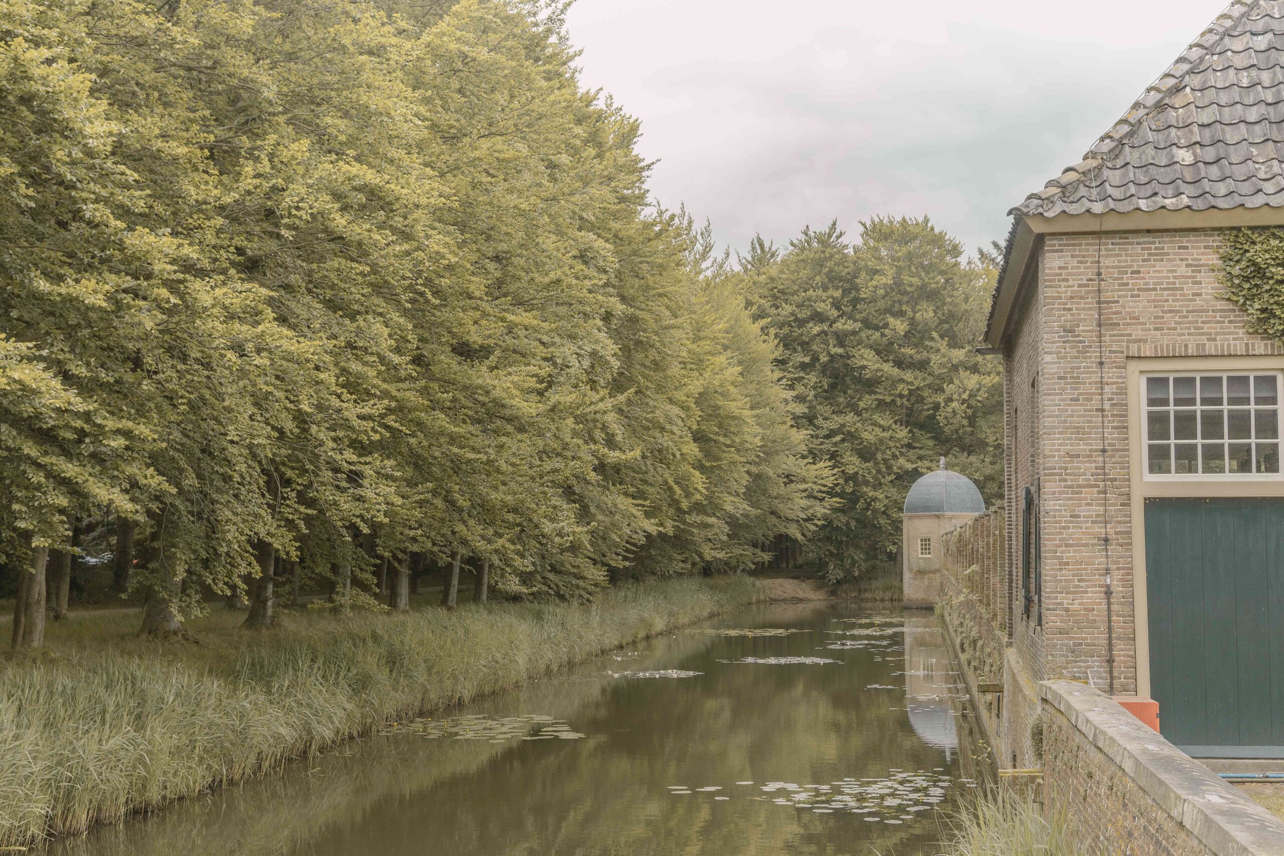Buitenkant van kasteel Eerde in Ommen in de omgeving van Lemeler Esch natuurcamping