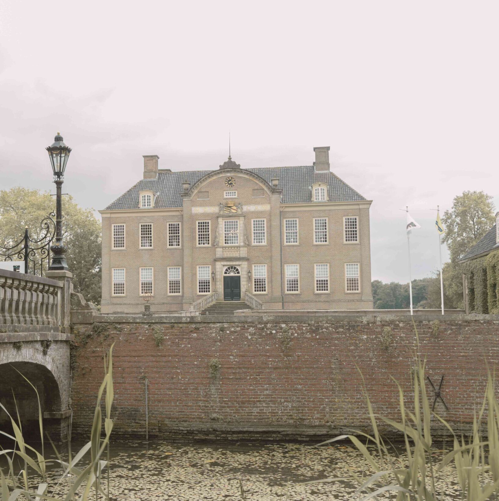 Buitenkant van kasteel Eerde in Ommen in de omgeving van Lemeler Esch natuurcamping