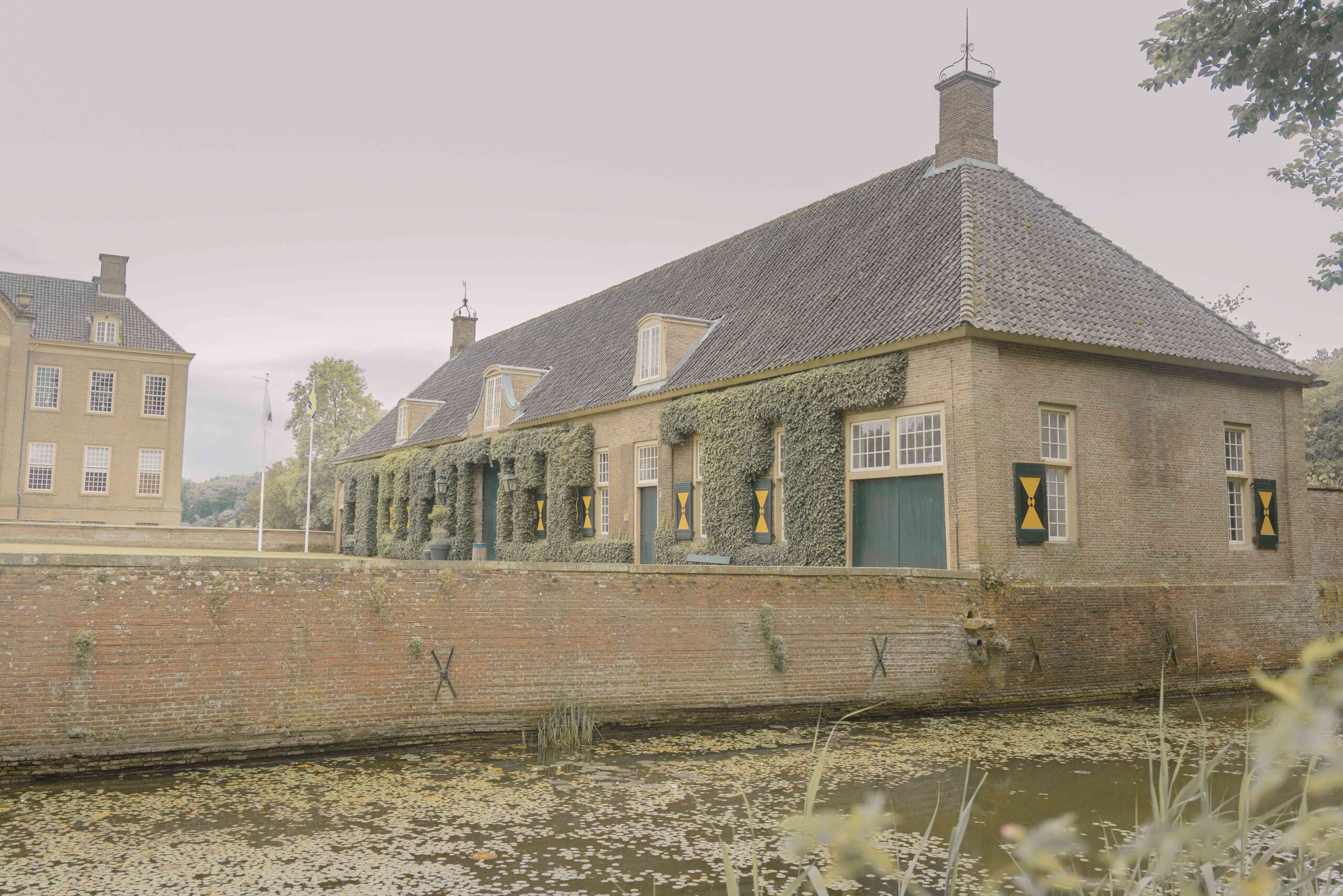 Buitenkant van kasteel Eerde in Ommen in de omgeving van Lemeler Esch natuurcamping