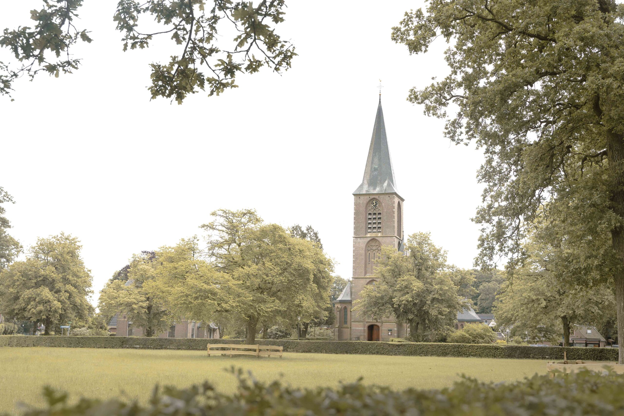 Buitenkant van de kerk in Vilsteren in de omgeving van Lemeler Esch natuurcamping
