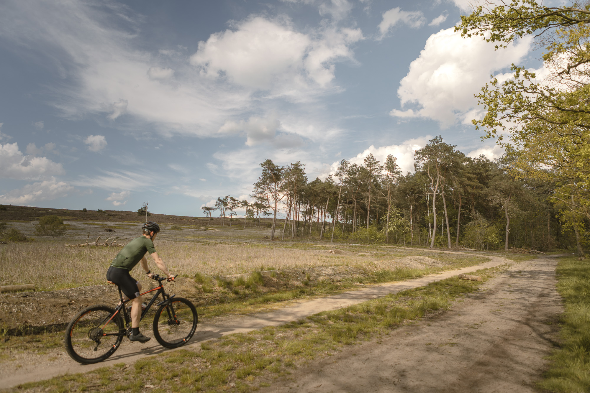 Mountainbiker over de Lemelerberg bij natuurcamping Lemeler Esch
