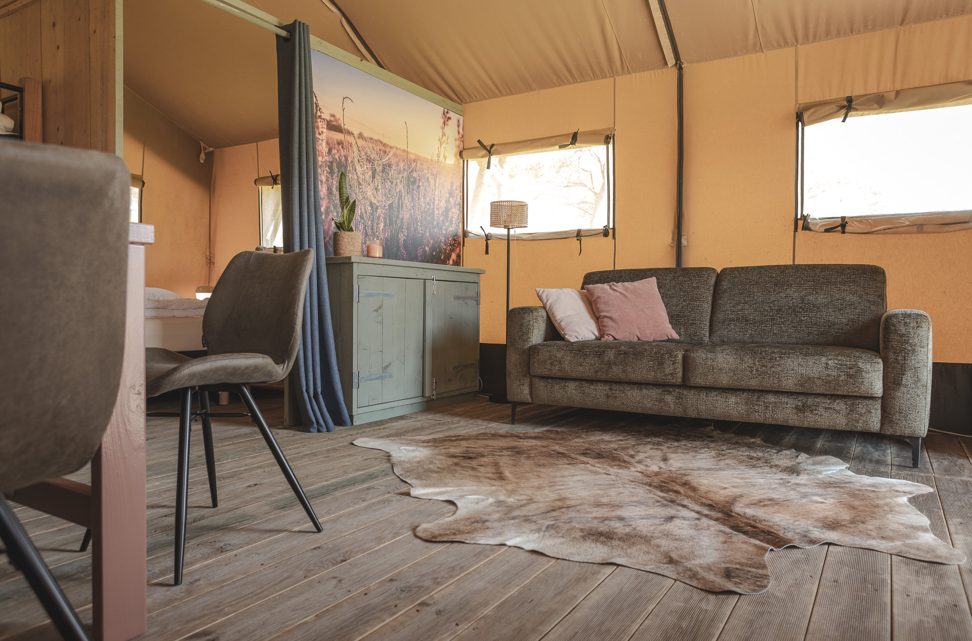 De woonkamer van de Lodgetent bij Lemeler Esch natuurcamping