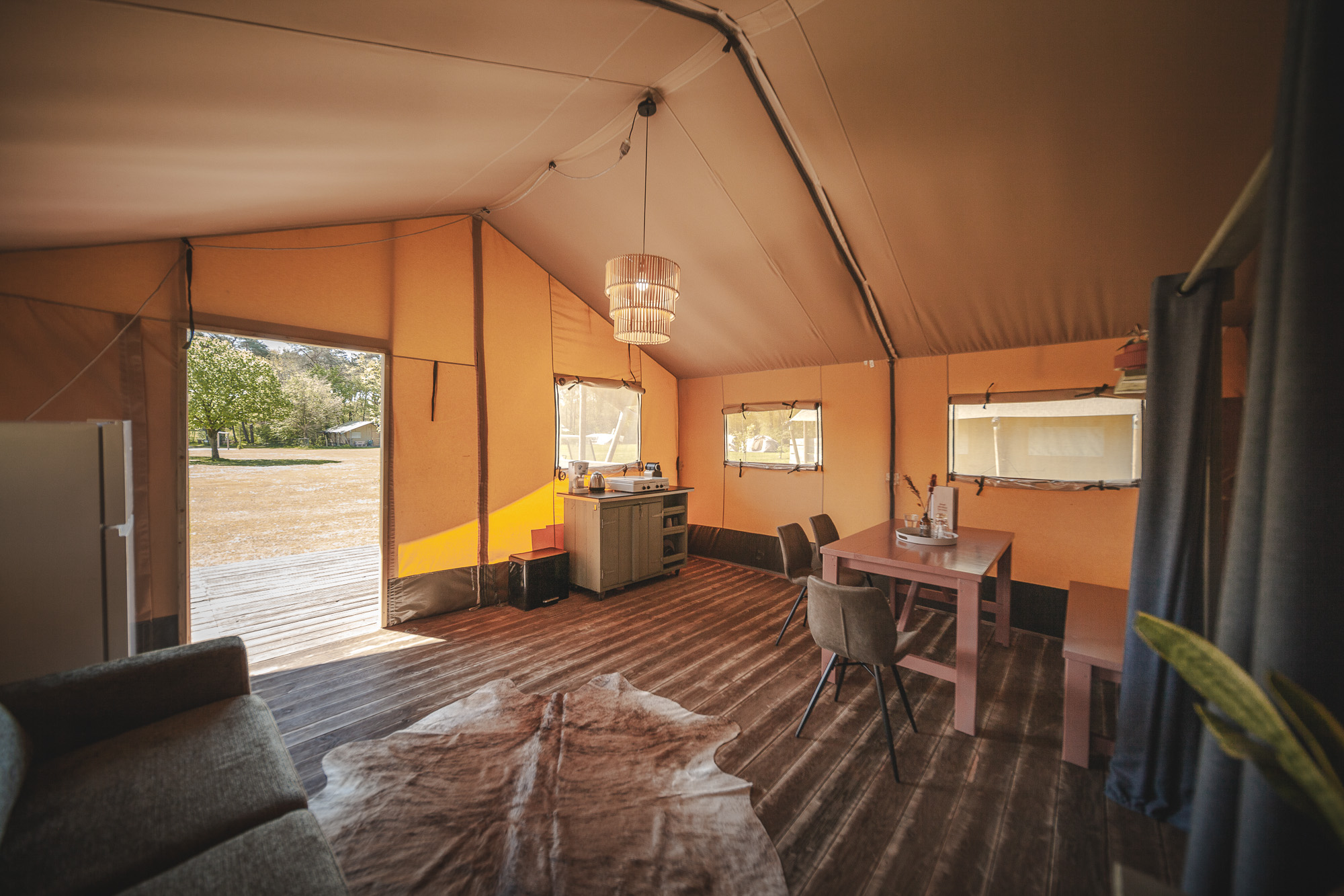 Inrichting van de Lodgetent bij Lemeler Esch natuurcamping