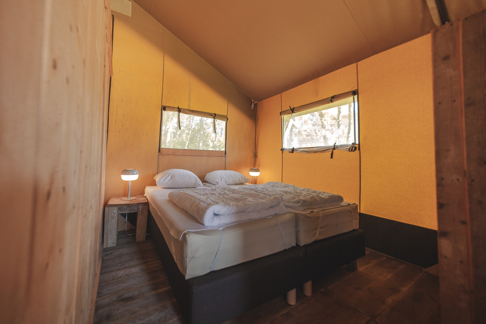 Slaapkamer van de Lodgetent op kampeerveld Akker bij Lemeler Esch natuurcamping