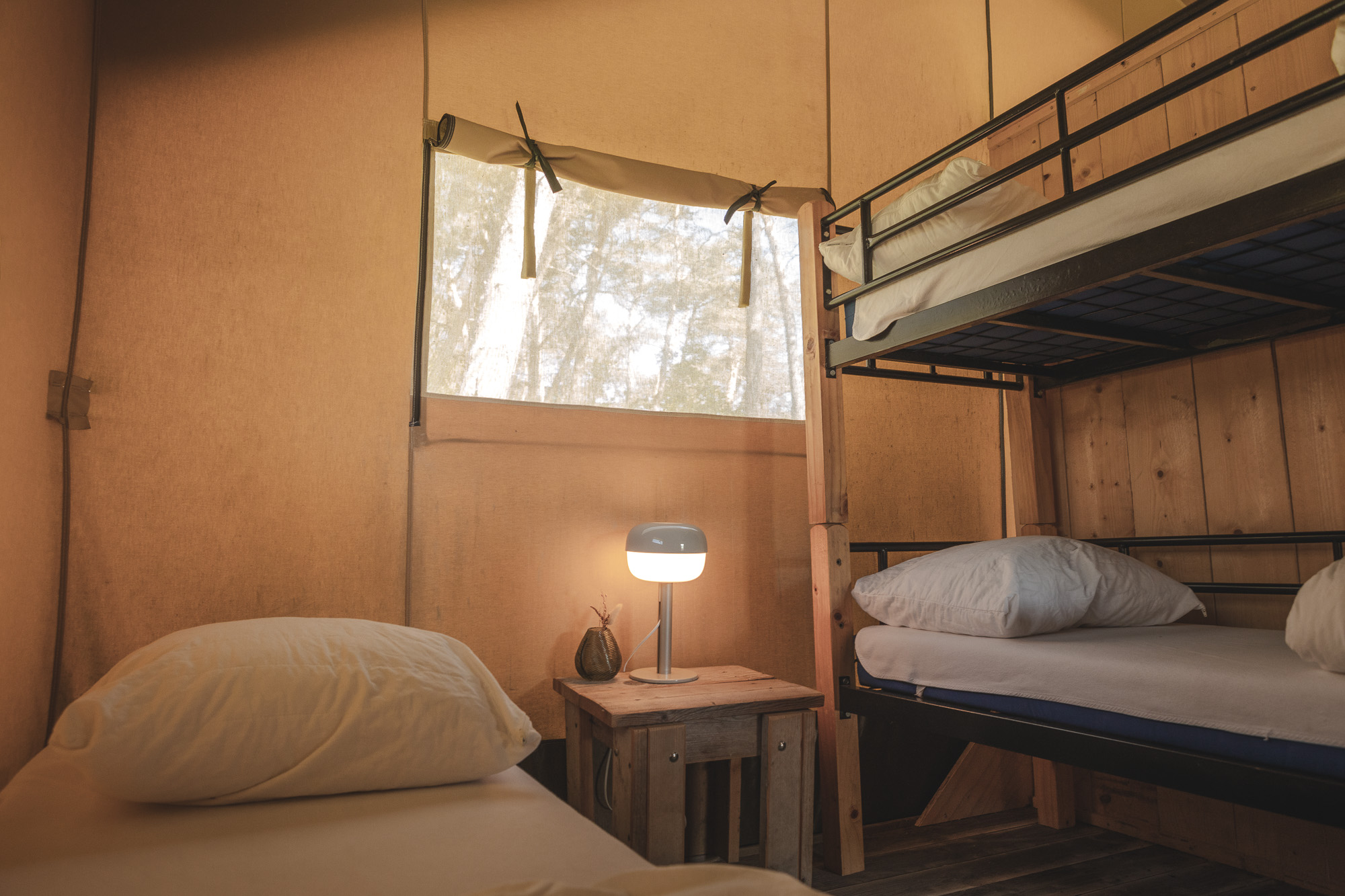Slaapkamer van de Lodgetent op kampeerveld Akker bij Lemeler Esch natuurcamping