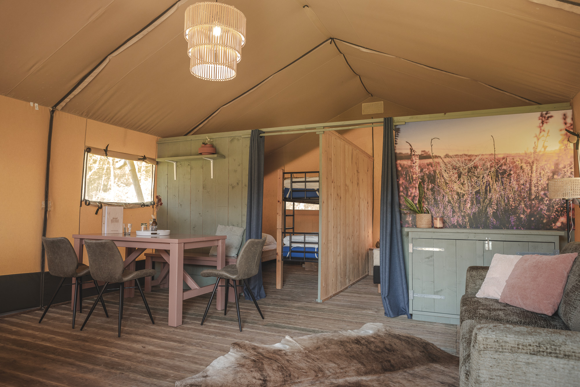 Woonkamer van de Lodgetent op kampeerveld Akker bij Lemeler Esch natuurcamping