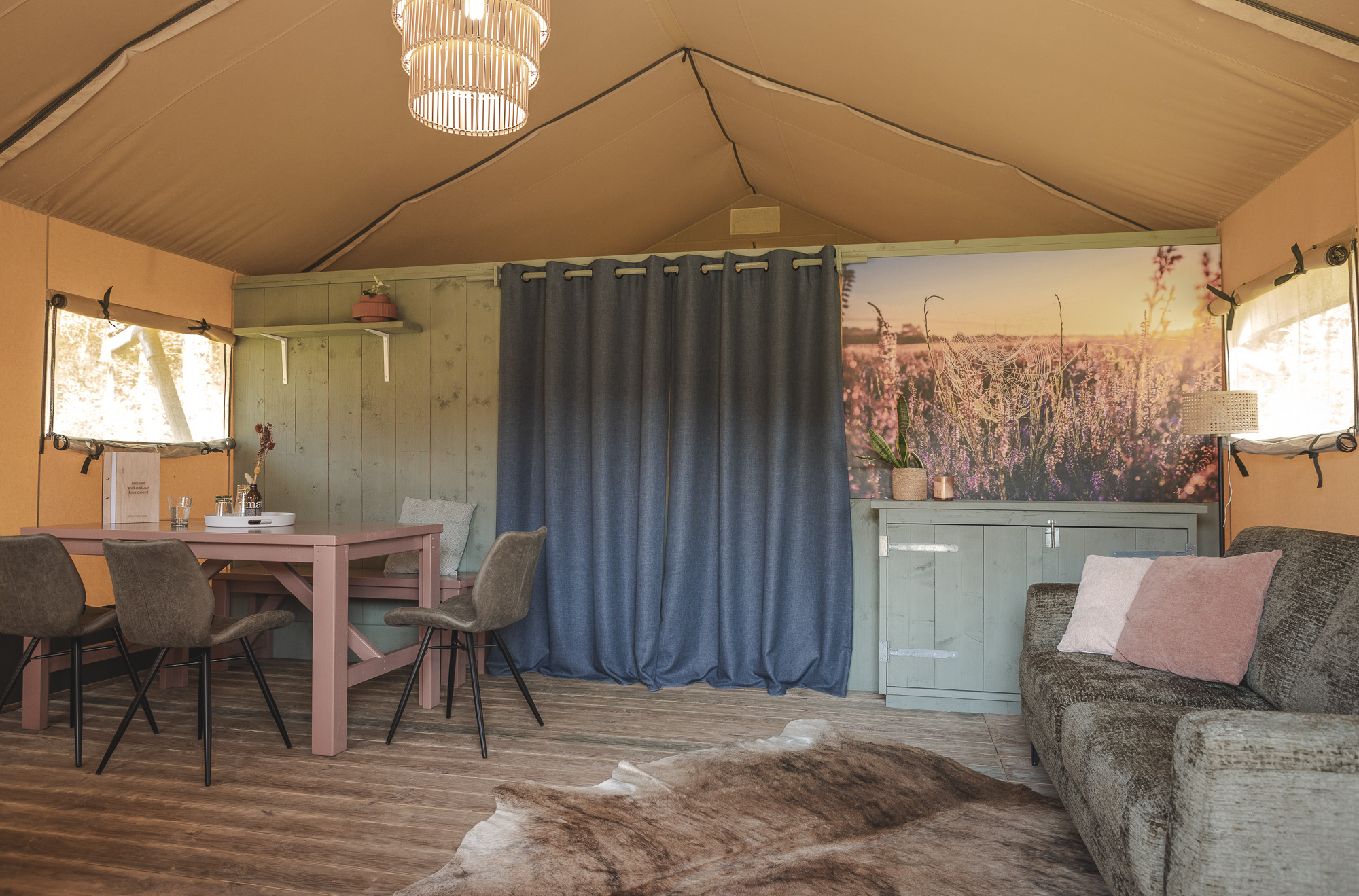 Woonkamer van de Lodgetent op kampeerveld Akker bij Lemeler Esch natuurcamping