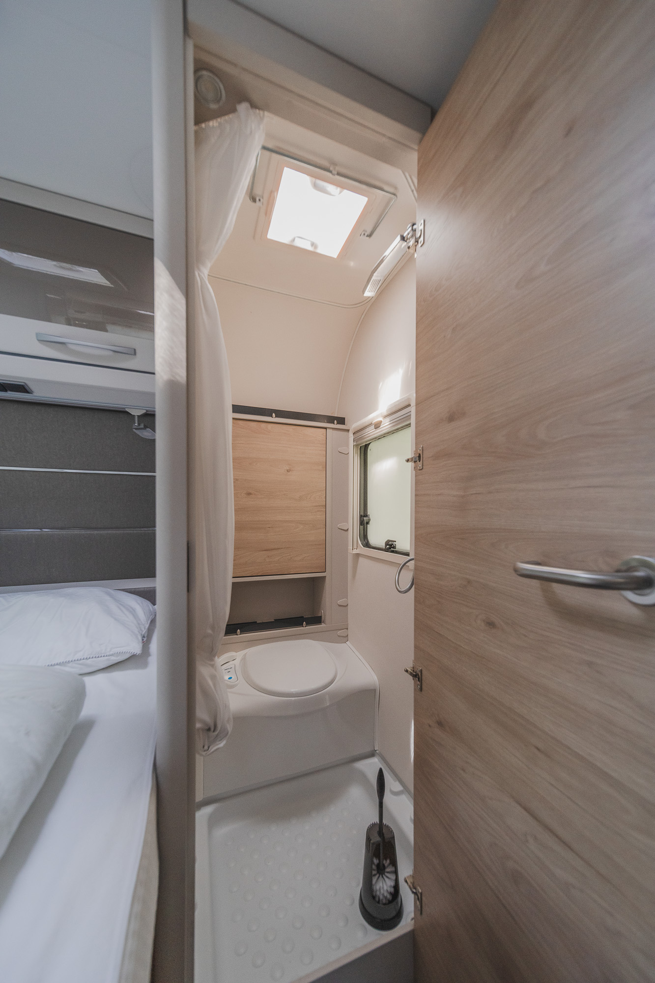 Toilet van de toercaravan op kampeerveld Archemerheide bij Lemeler Esch natuurcamping