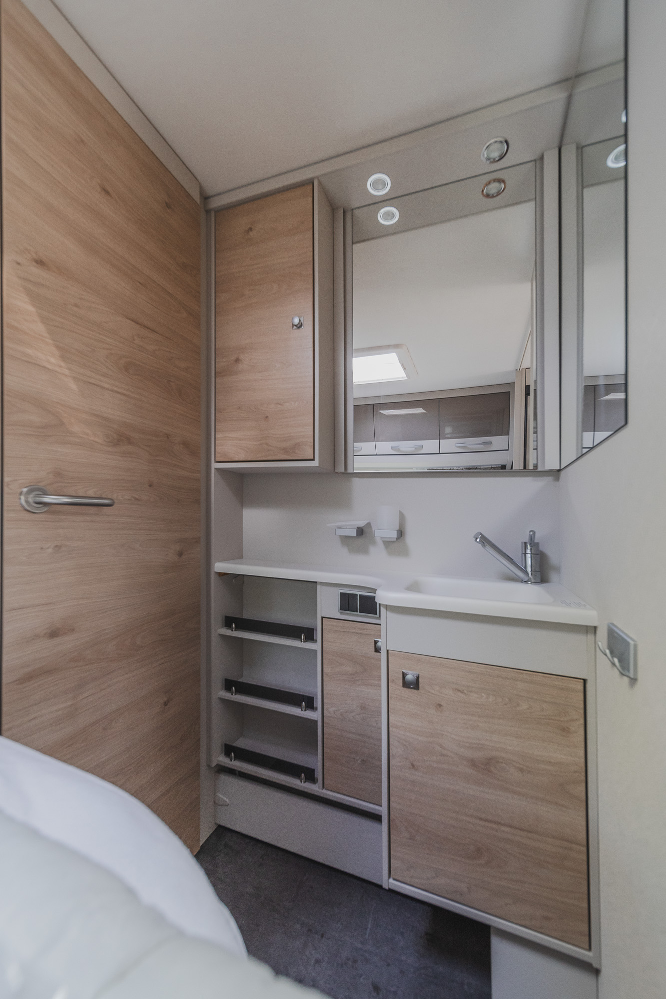 Badkamer van de toercaravan op kampeerveld Archemerheide bij Lemeler Esch natuurcamping