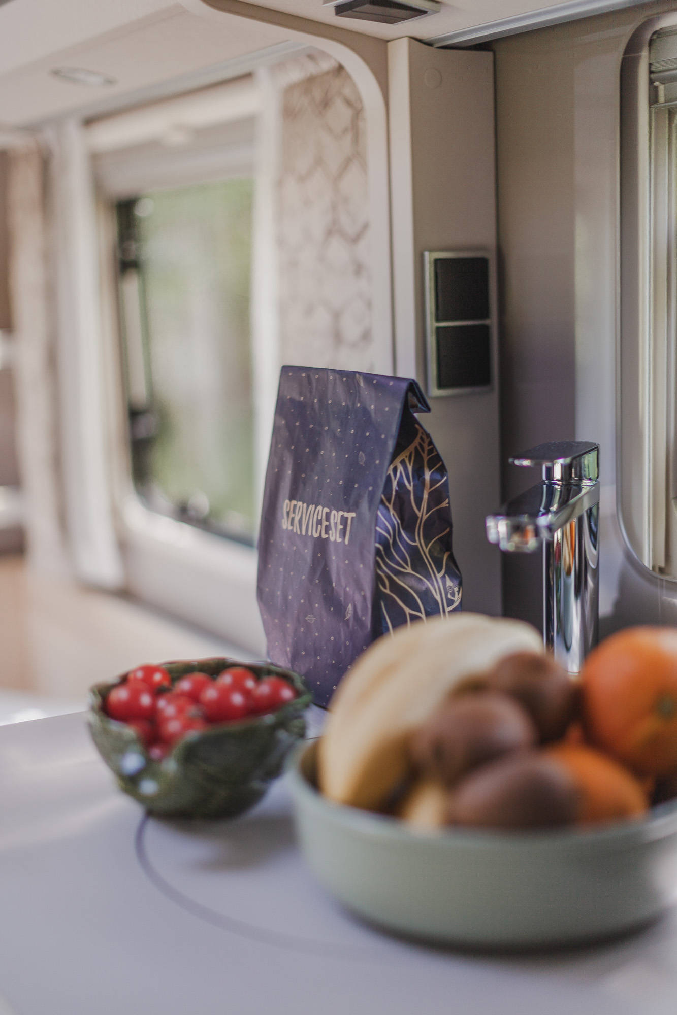 Serviceset in de toercaravan op kampeerveld Archemerheide bij Lemeler Esch natuurcamping