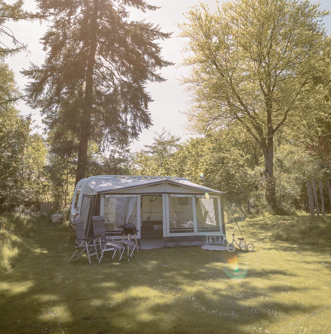 Buitenkant van de toercaravan op kampeerveld Archemerheide bij Lemeler Esch natuurcamping