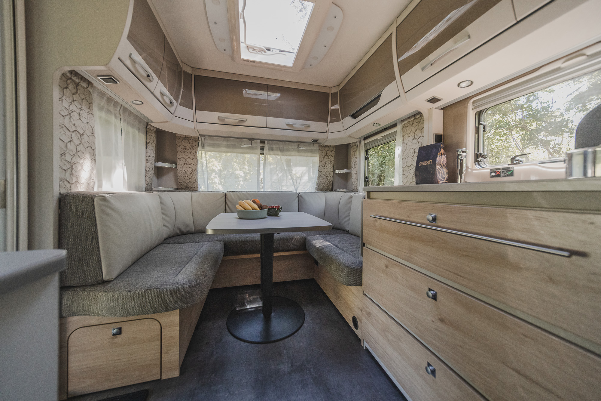 Woonkamer van de toercaravan op kampeerveld Archemerheide bij Lemeler Esch natuurcamping
