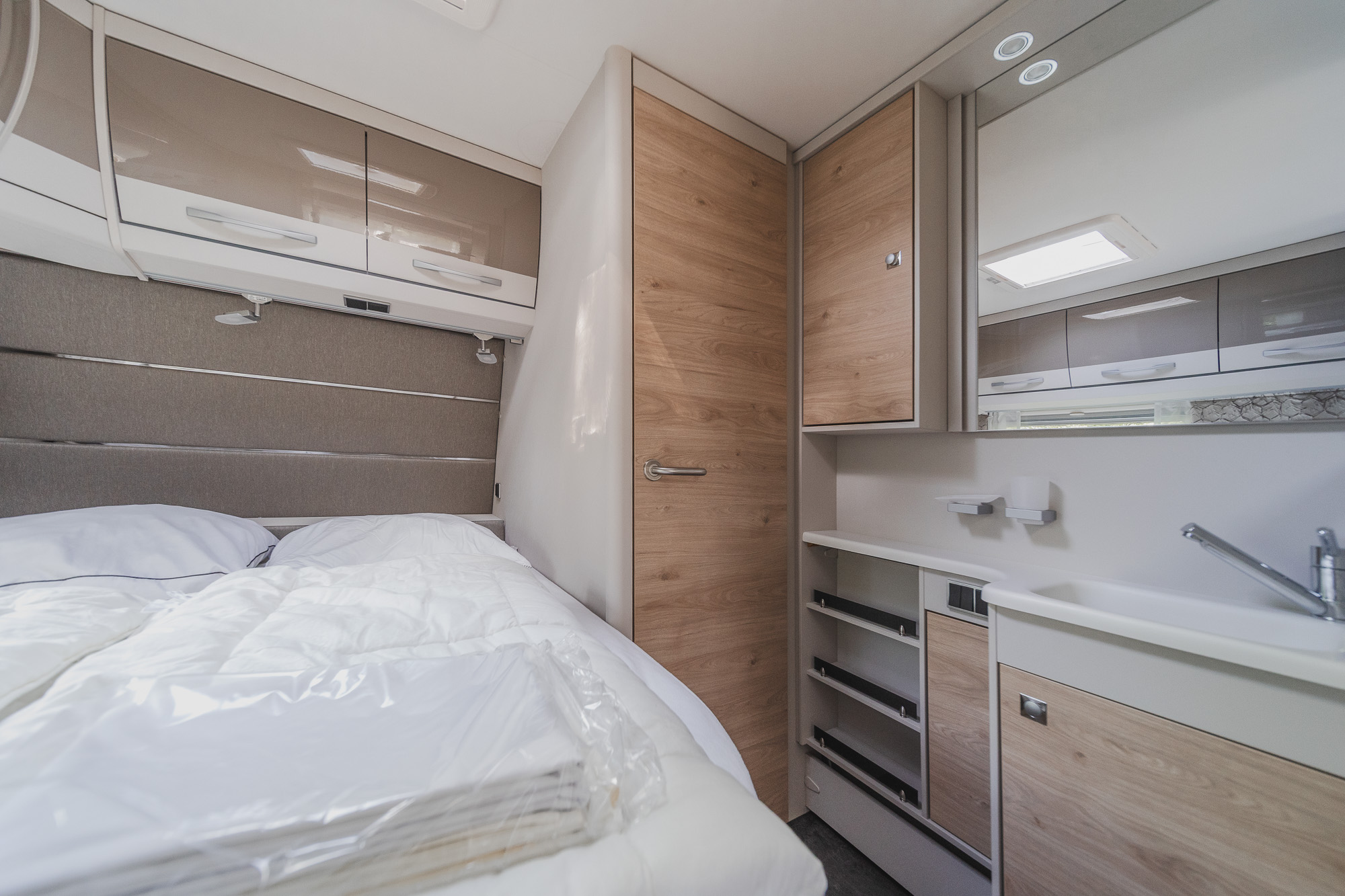 Badkamer van de toercaravan op kampeerveld Archemerheide bij Lemeler Esch natuurcamping