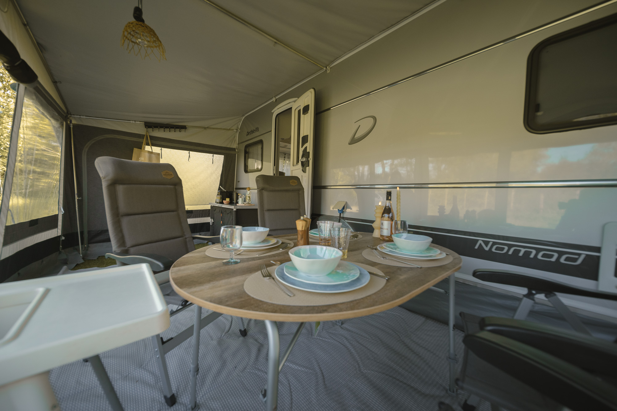 Voortent van de toercaravan op kampeerveld Archemerheide bij Lemeler Esch natuurcamping