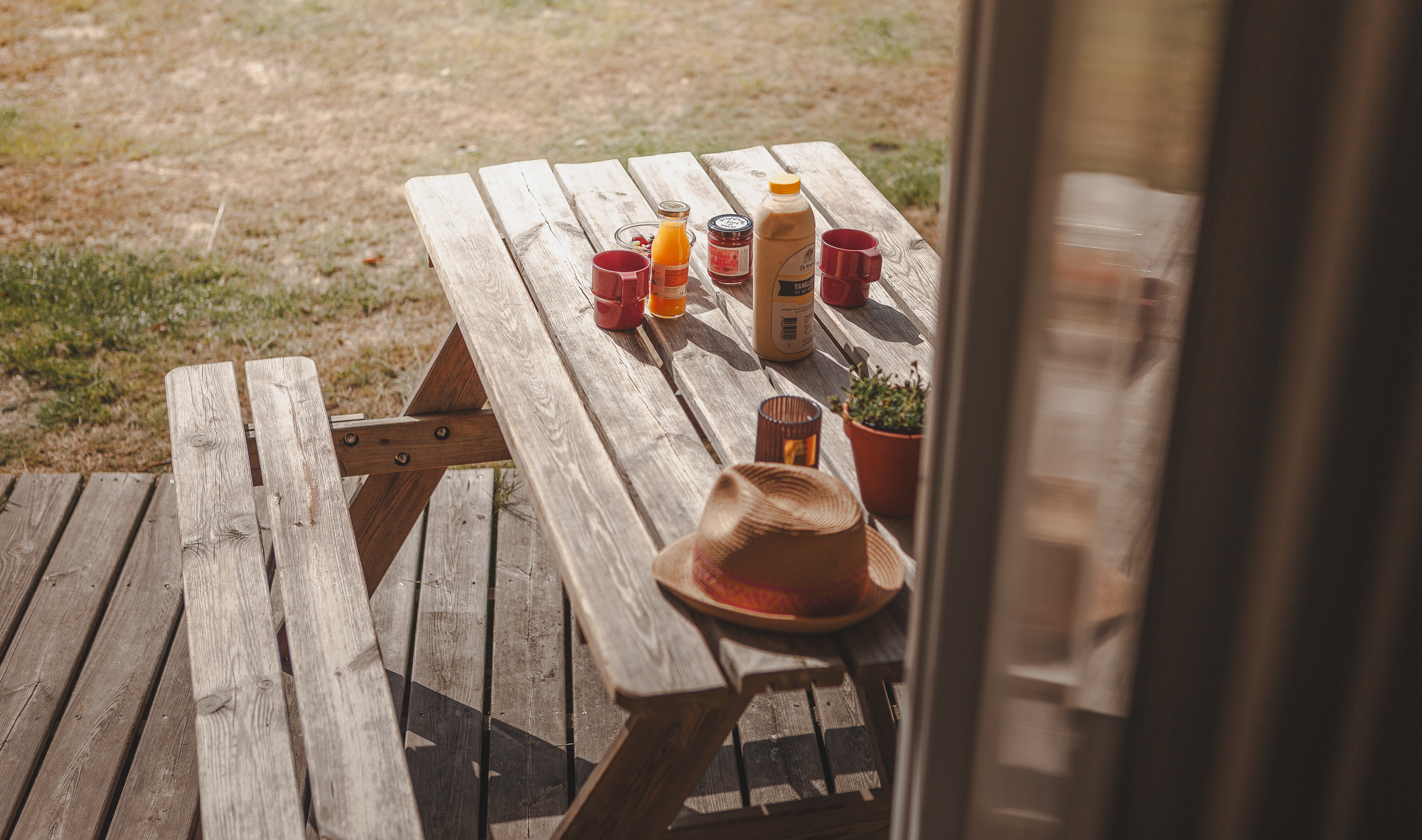 De picknicktafel van de Cocoweet op kampeerveld Bloemenweide op Lemeler Esch natuurcamping