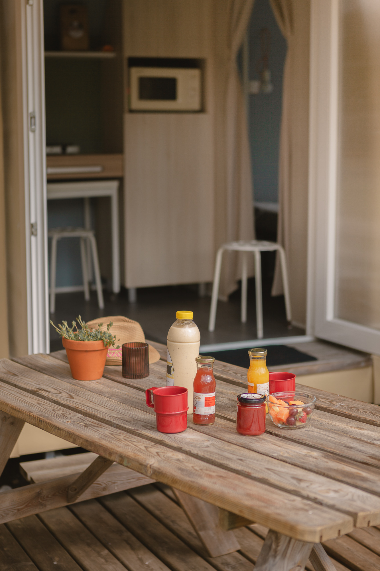 De picknicktafel van de Cocoweet op kampeerveld Bloemenweide op Lemeler Esch natuurcamping