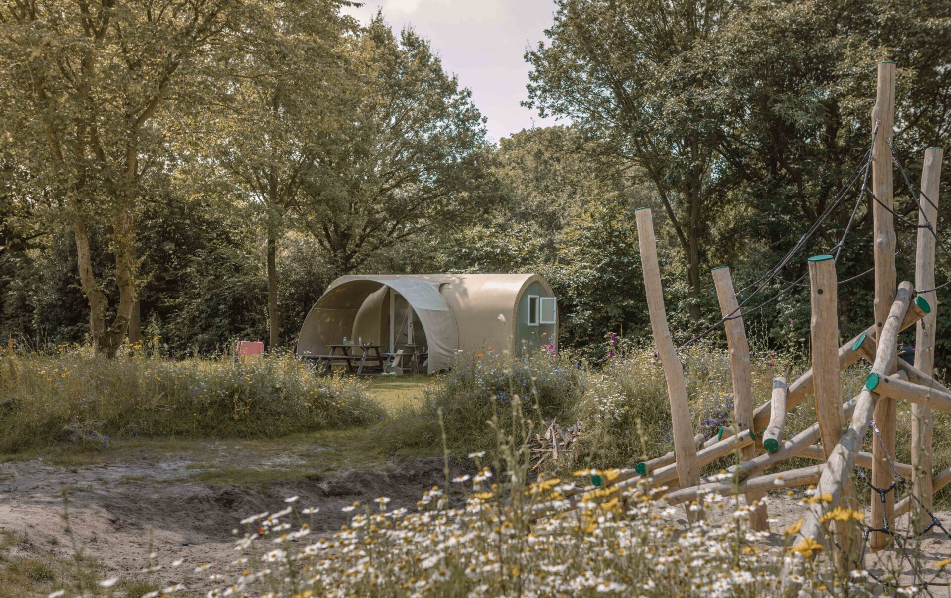 De ligging van de Cocoweet op kampeerveld Bloemenweide op Lemeler Esch natuurcamping