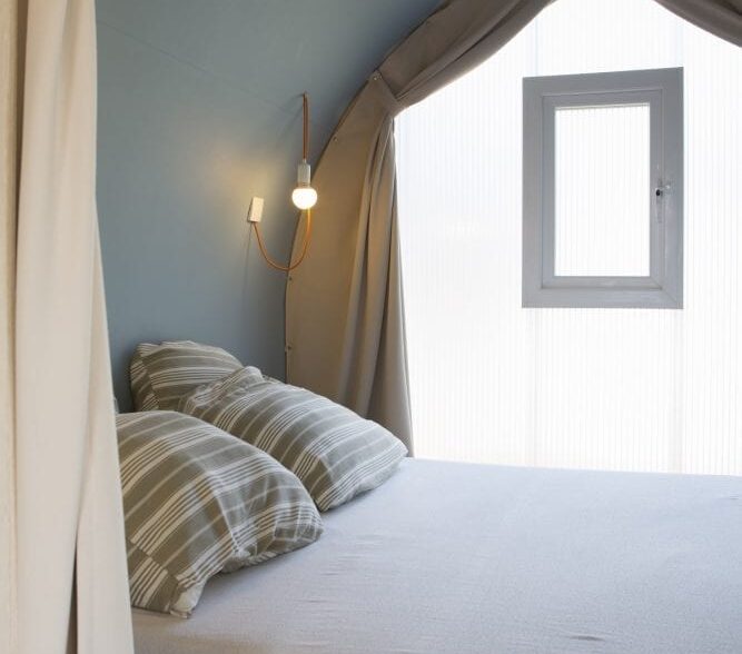 De slaapkamer van de Cocoweet op kampeerveld Bloemenweide op Lemeler Esch natuurcamping