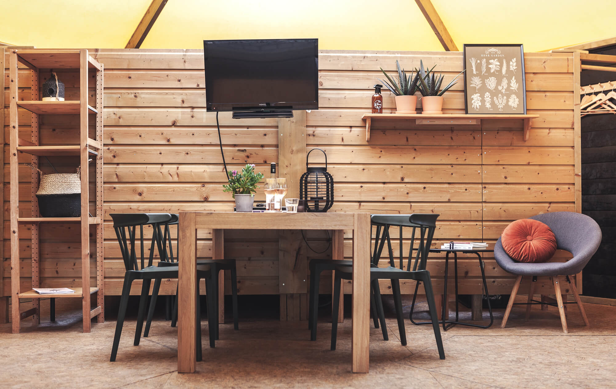 De woonkamer van de Boslodge bij Lemeler Esch natuurcamping in Overijssel