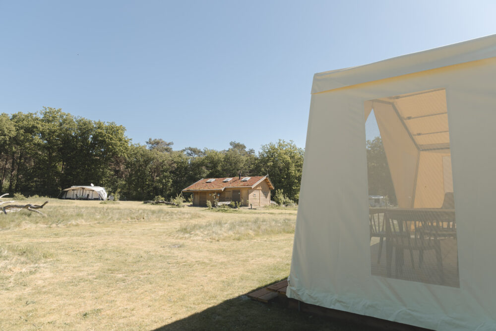 De ligging van de Cocosweet Deluxe bij Lemeler Esch natuurcamping