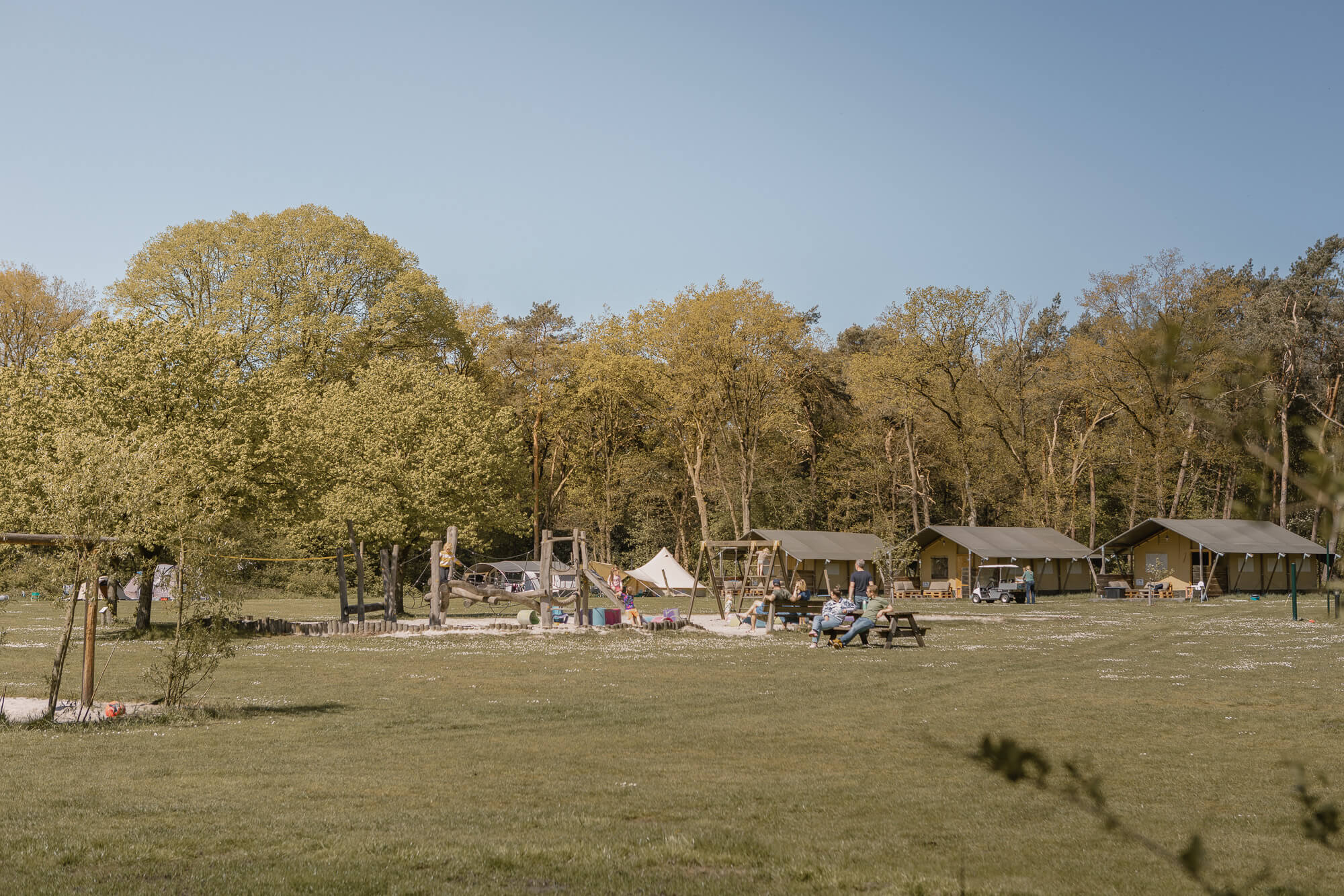 Speeltoestel en Lodgetenten bij kampeerveld Akker bij Lemeler Esch natuurcamping