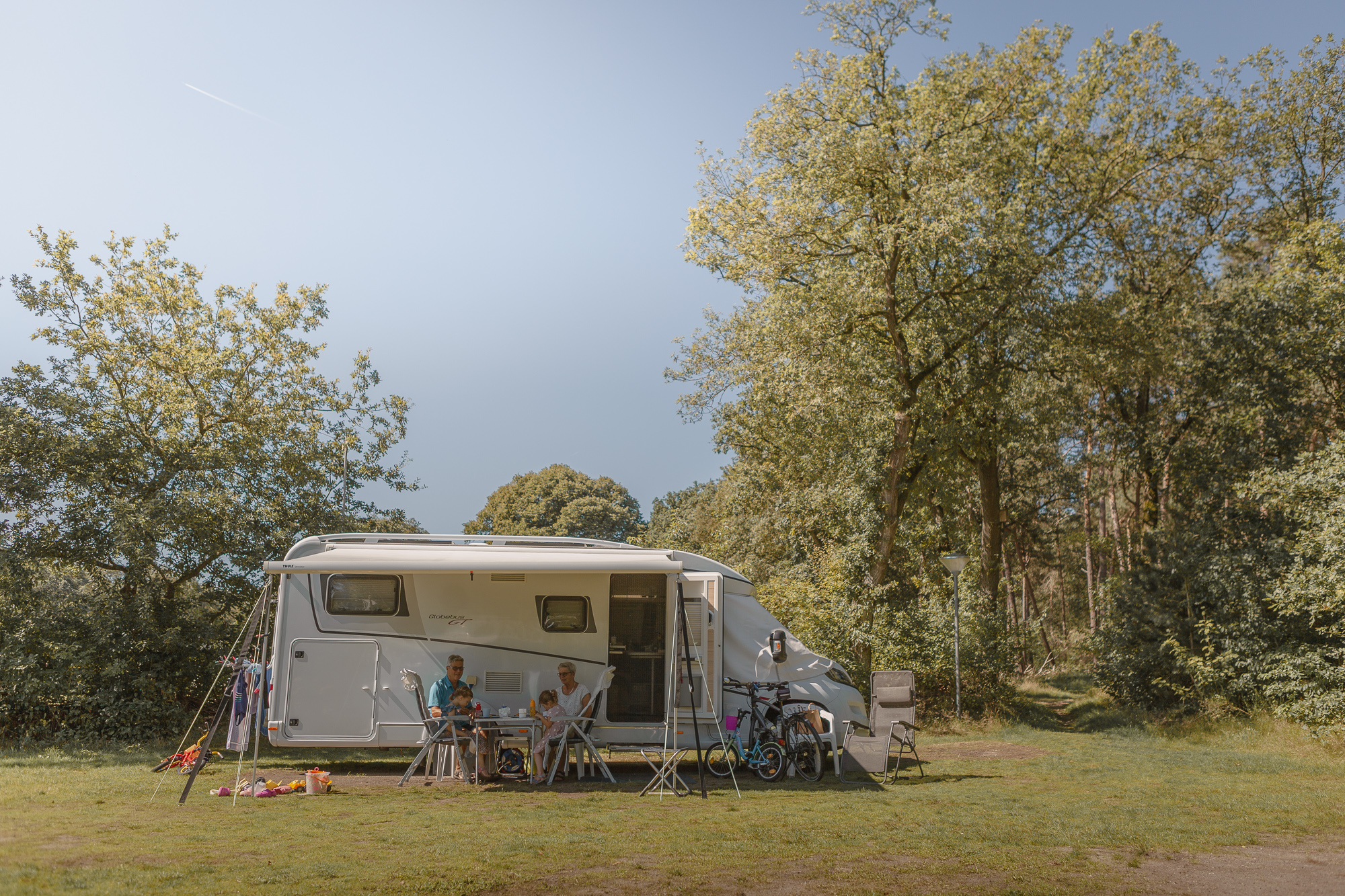 Familie voor de camper op kampeerveld Archemerheide bij Lemeler Esch natuurcamping