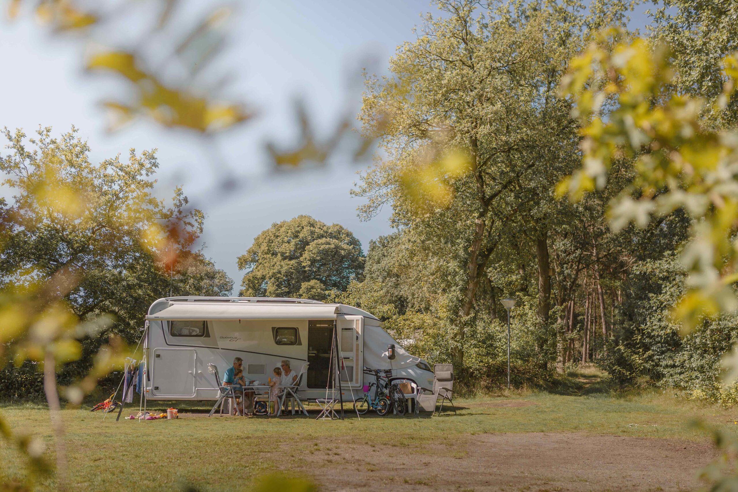 Gezin bij caravan kamperen in de natuur bij Lemeler Esch natuurcamping