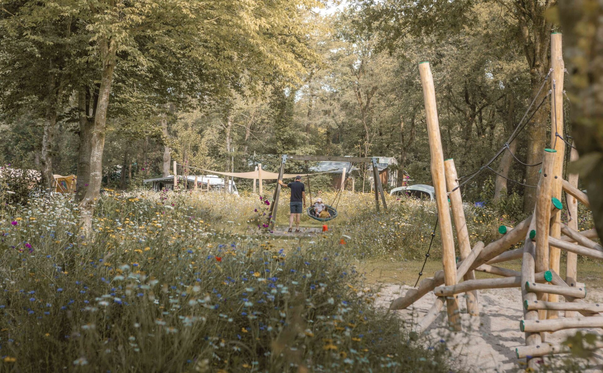 Speeltoestel op kampeerveld Bloemenweide van Lemeler Esch natuurcamping