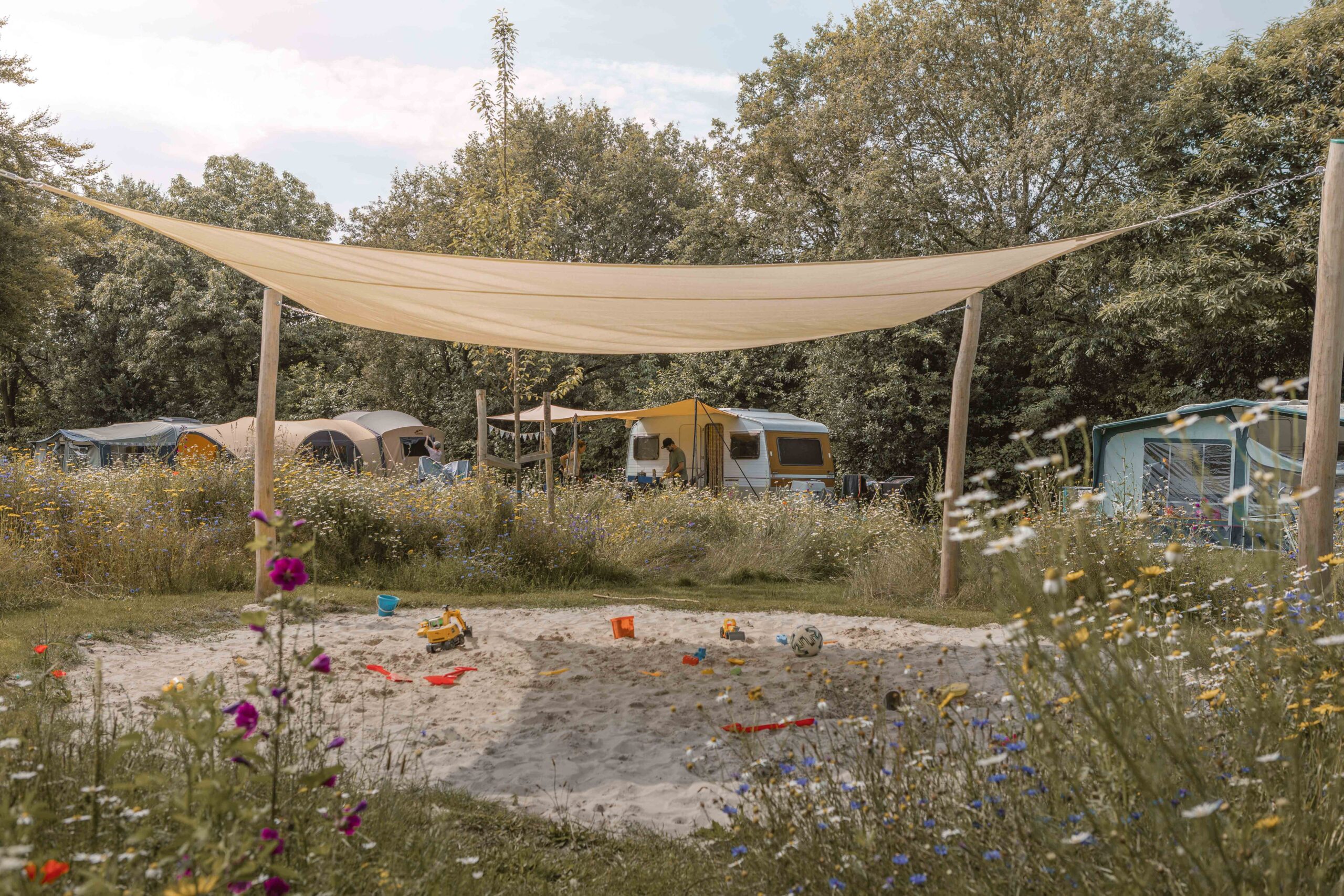 Speelzand op kampeerveld Bloemenweide van Lemeler Esch natuurcamping