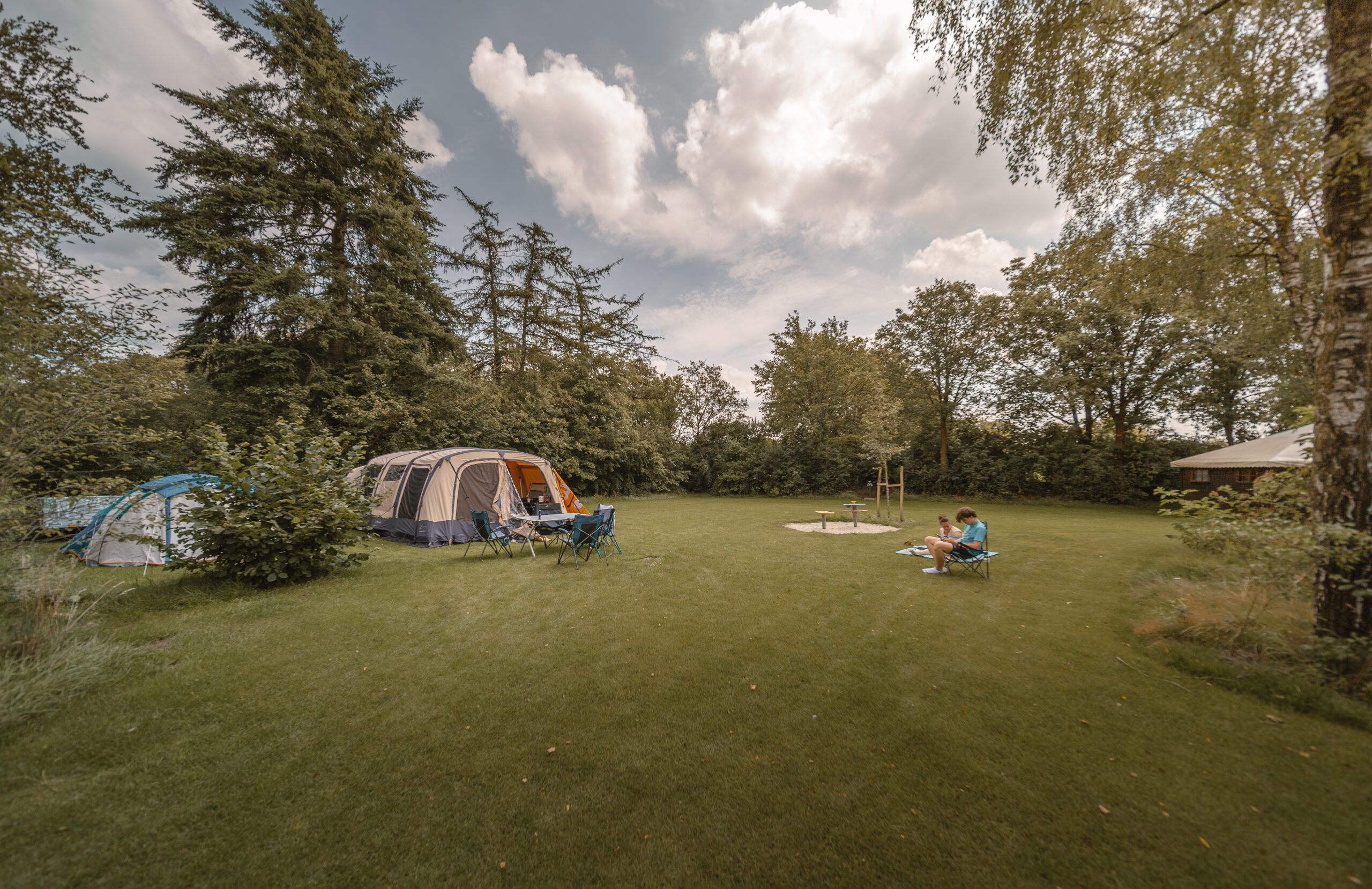 Kampeermiddelen op kampeerveld Boomgaard bij Lemeler Esch natuurcamping