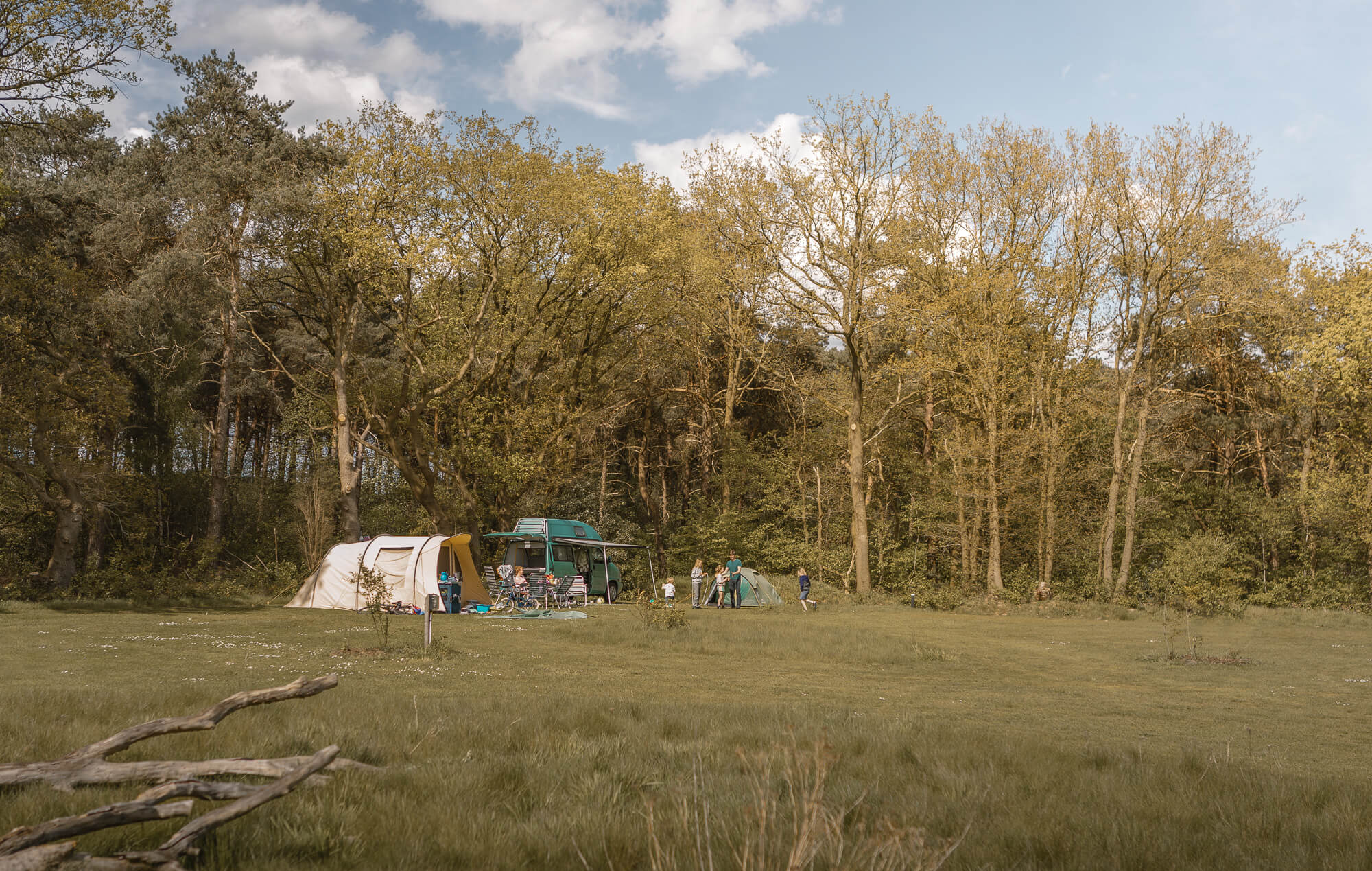 Gezin kampeert op kampeerveld Heidezicht bij Lemeler Esch natuurcamping