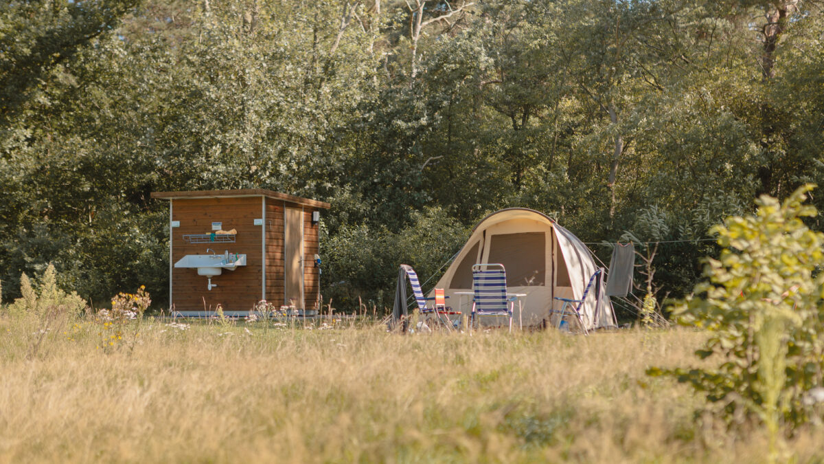 Kamperen met privé sanitair op kampeerveld Heidezicht bij Lemeler Esch natuurcamping