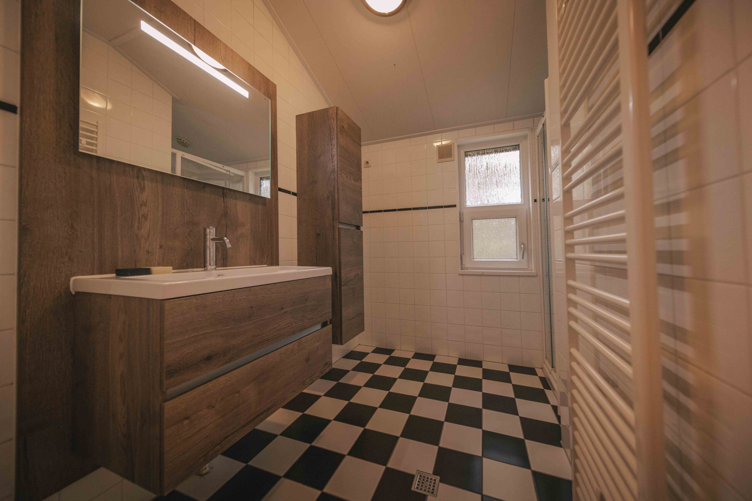 Badkamer van de bungalow aan de bosrand bij Lemeler Esch natuurcamping