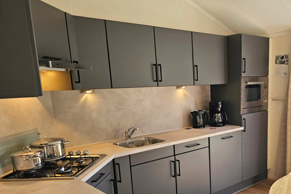 Keuken van de bungalow aan de bosrand bij Lemeler Esch natuurcamping