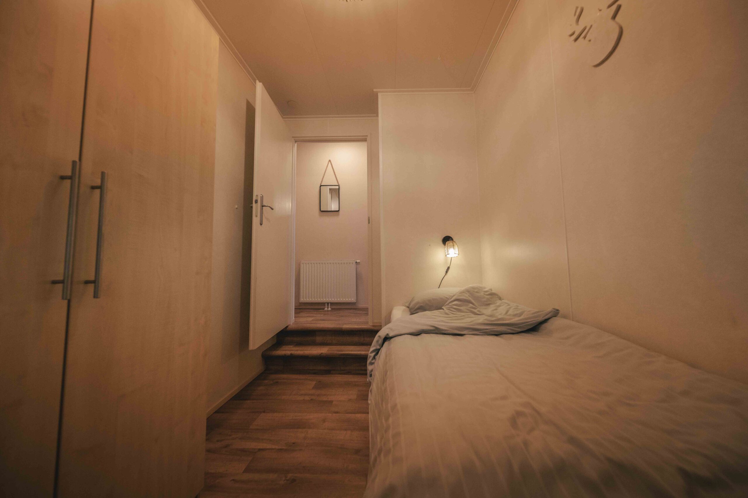Slaapkamer van de bungalow aan de bosrand bij Lemeler Esch natuurcamping