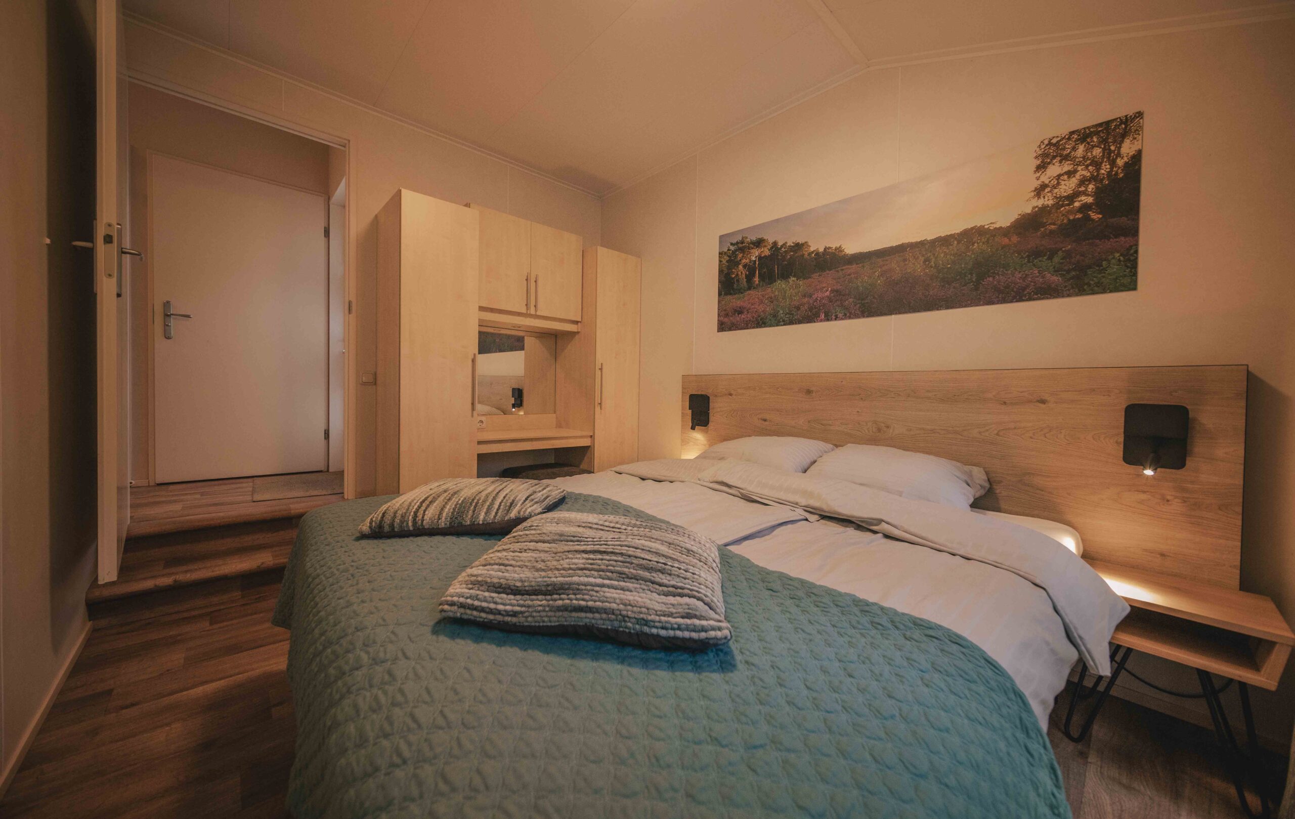 Slaapkamer van de bungalow aan de bosrand bij Lemeler Esch natuurcamping