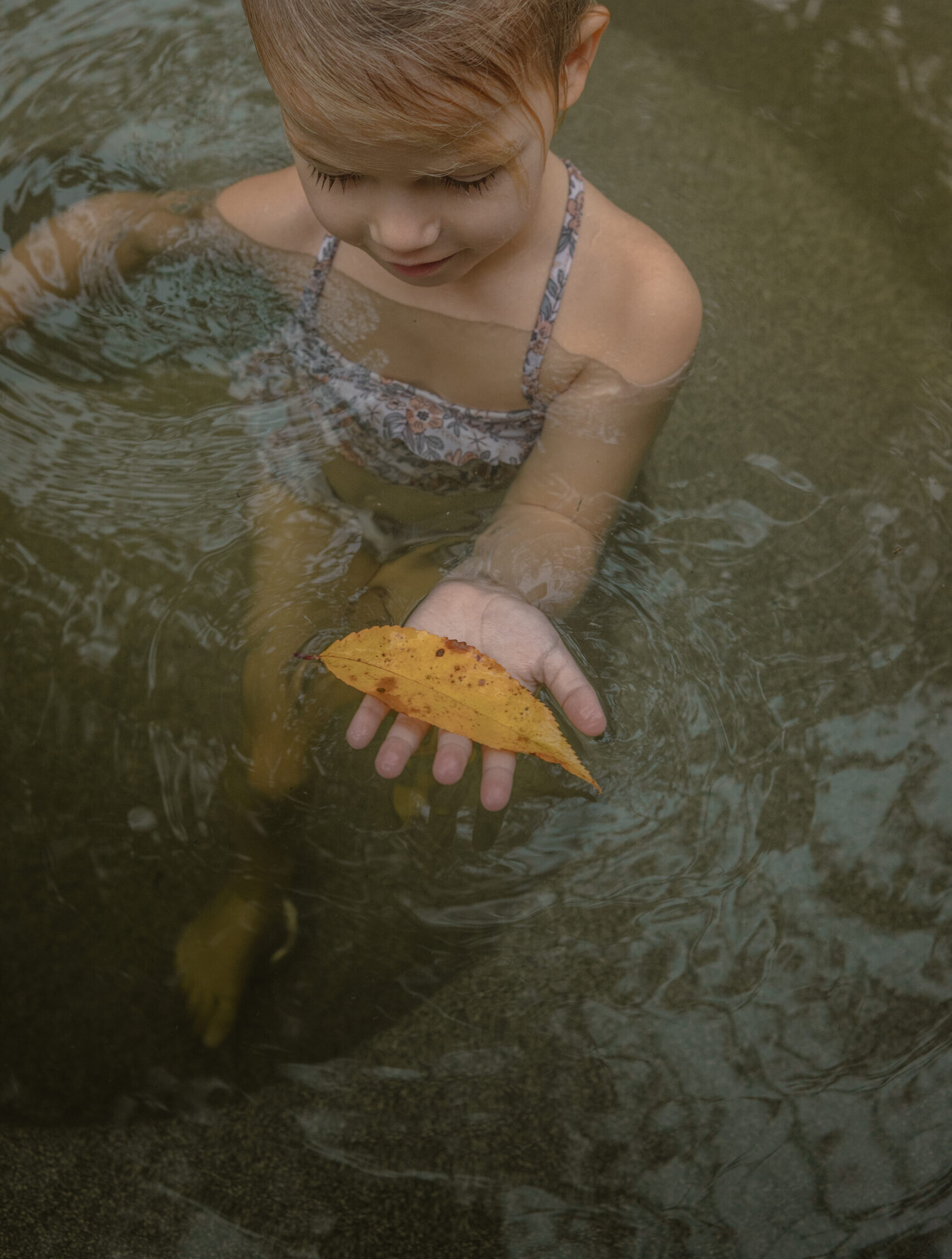 Kind in hottub bij de bungalow aan de bosrand bij Lemeler Esch natuurcamping