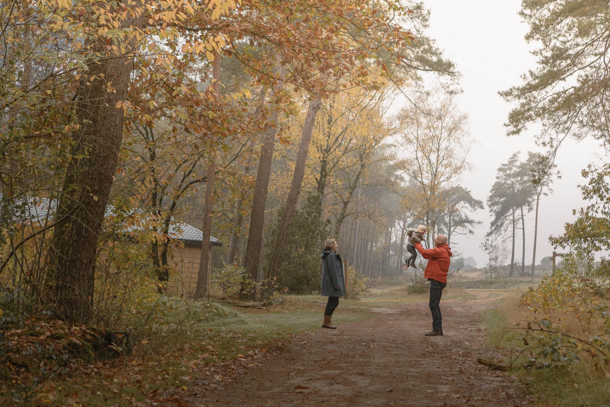 Opa, oma en kleinkind bij bungalow aan de bosrand bij Lemeler Esch natuurcamping
