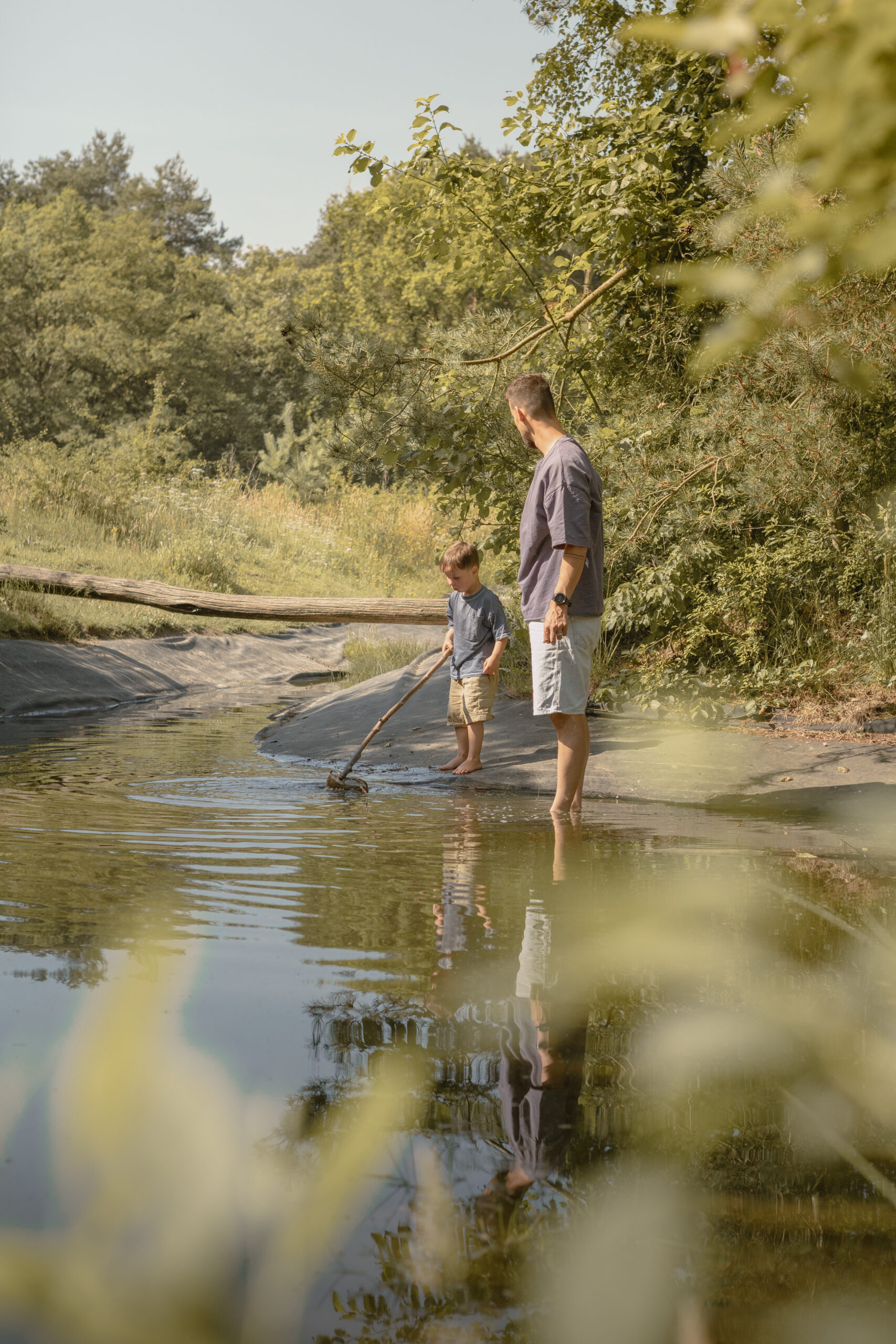 Spelen bij het speelwater bij natuurcamping Lemeler Esch