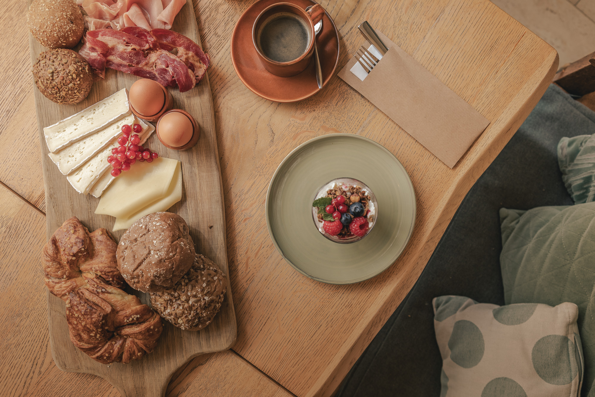 Brunchplank in de serre van Boscafé Lemeler Esch